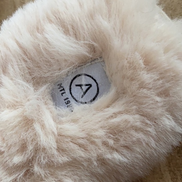 A MTL 1980 Cream Cross Band Fuzzy Slippers - Picture 3 of 7